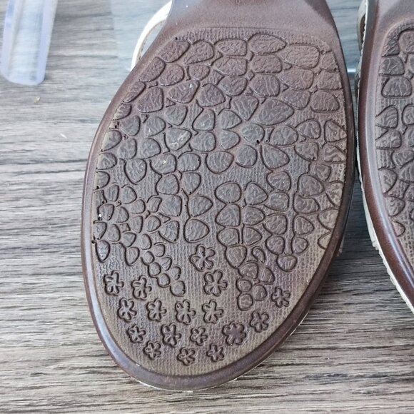 Clarks Strappy Sandals Sz 8 Beige Brown Leather Round Toe Slip On Heeled Sandal - Picture 14 of 15